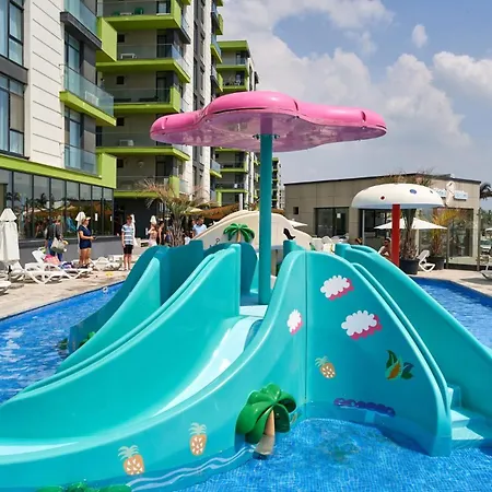 Azizi Side Family - Pool & Apartament Năvodari