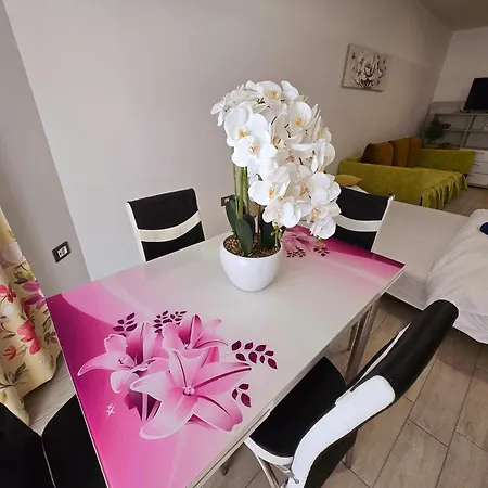Azizi Side Family - Pool & Apartament Năvodari