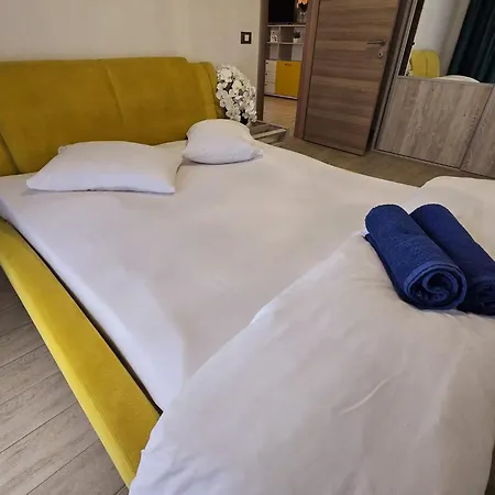 Azizi Side Family - Pool & Apartament